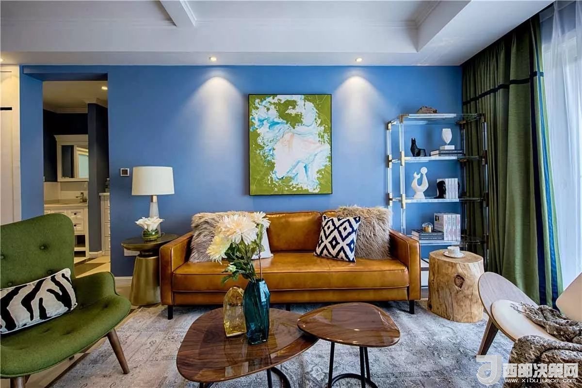 沙發(fā)背景墻選對裝飾畫，才能美了整個客廳空間！