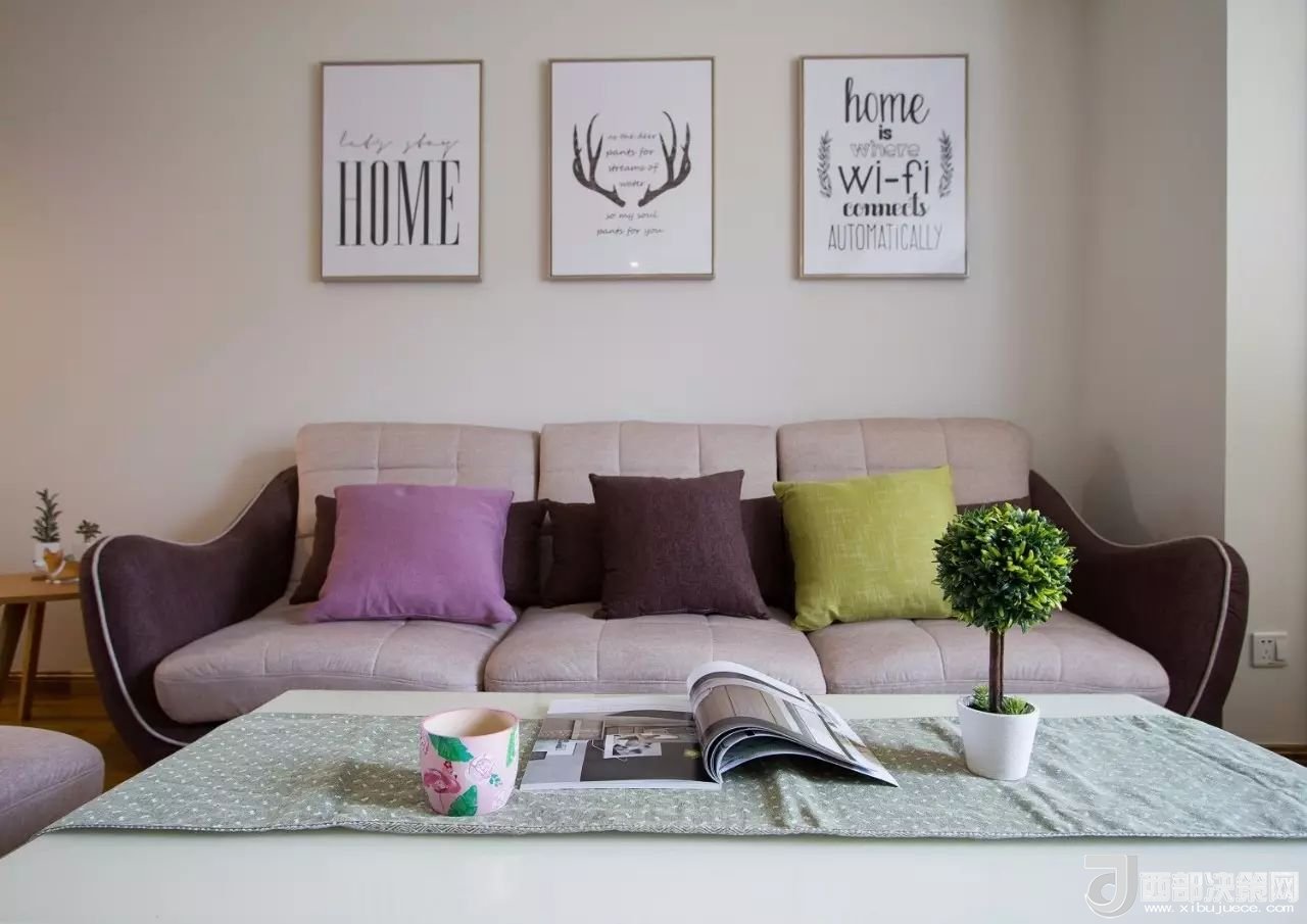 沙發(fā)背景墻選對裝飾畫，才能美了整個客廳空間！