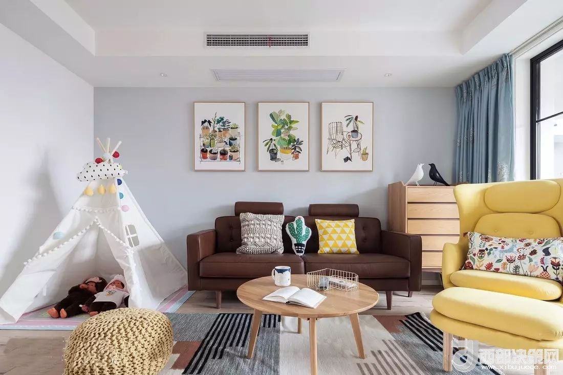 沙發(fā)背景墻選對裝飾畫，才能美了整個客廳空間！