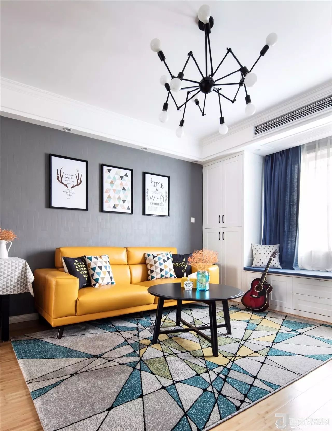 沙發(fā)背景墻選對裝飾畫，才能美了整個客廳空間！