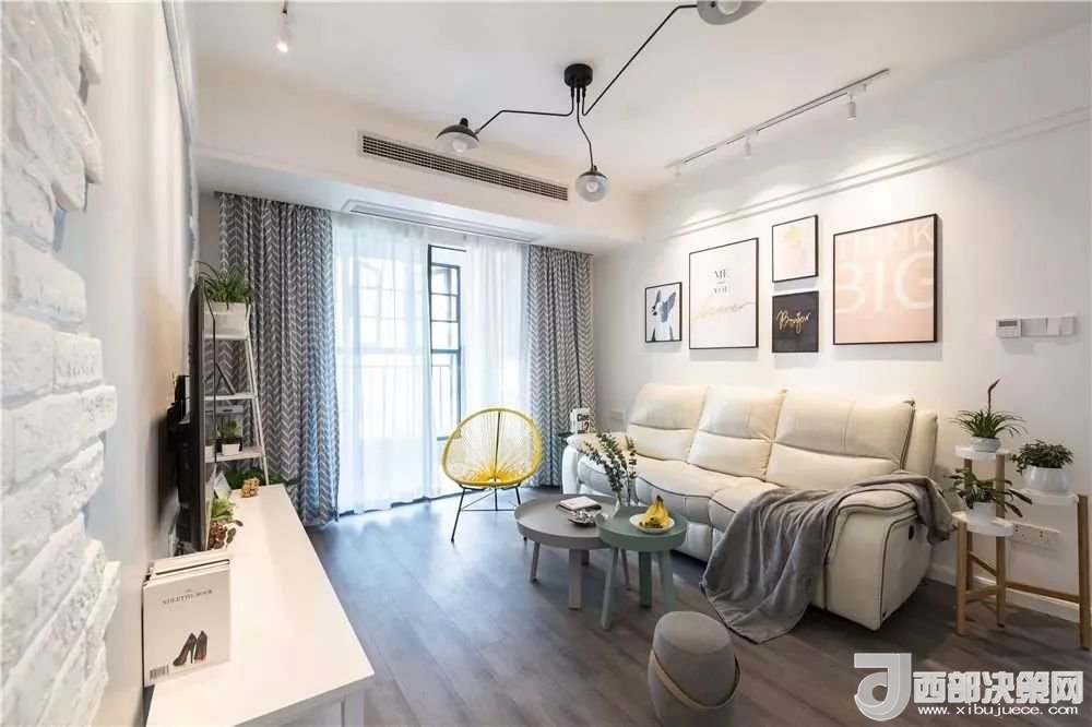 沙發(fā)背景墻選對裝飾畫，才能美了整個客廳空間！