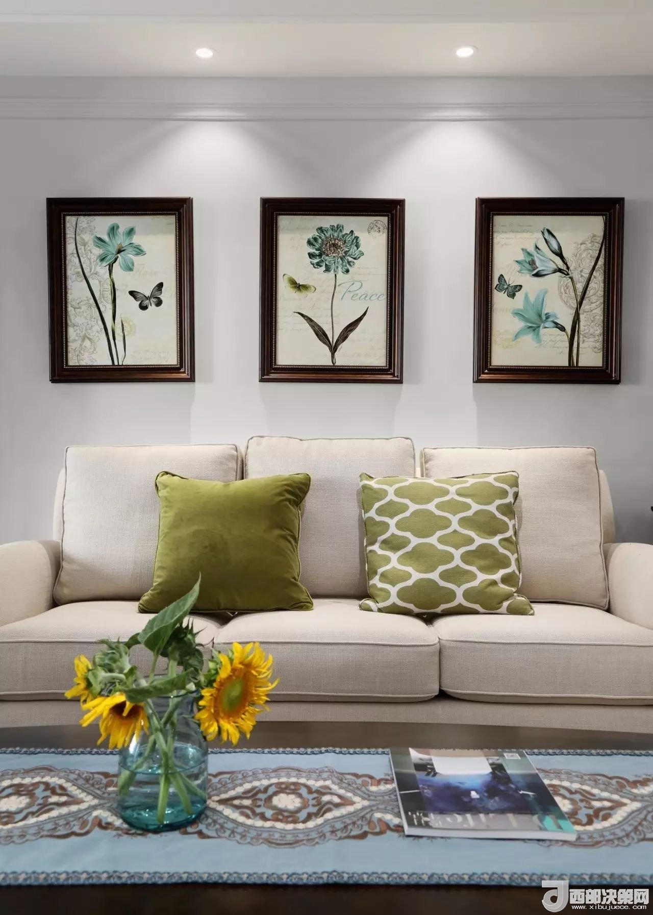 沙發(fā)背景墻選對裝飾畫，才能美了整個客廳空間！