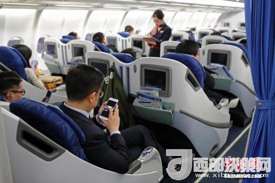 在東航MU5137航班上，旅客全程在飛行模式下可以使用手機。殷立勤 攝