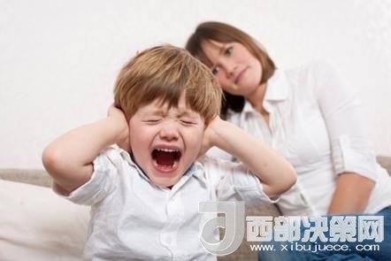 這時孩子可能會一直哭，甚至觀察父母的反應。父母這時候可以讓他哭，哭累了自然就會停下，要讓孩子明白“鬧起來沒道理我不會心疼你”。