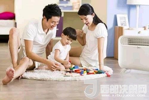 兒童時期，孩子好奇心強，喜歡“打破砂鍋問到底”、“探究性拆東西”、“自言自語做游戲”。這些聽似好笑，看似頑皮的言行舉止，恰恰就是孩子創(chuàng)造火花的閃現(xiàn)。心理學家鄧斯克認為，小孩子在游戲中的“假裝”會大大促進他們的發(fā)散思維。