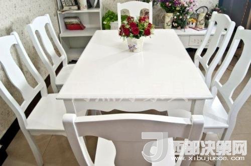 喜歡白色餐桌 但椅子該如何搭配？