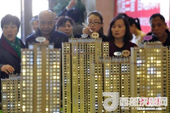 資料圖：民眾選購(gòu)商品房。 <a target='_blank' >中新社</a>記者 韋亮 攝