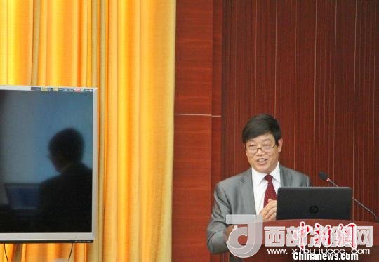 圖為中南大學(xué)教授歐陽友權(quán)在現(xiàn)場作了題為“我國文化產(chǎn)業(yè)發(fā)展的三大拐點(diǎn)與高校的責(zé)任”報(bào)告?！≮w曉 攝