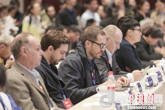 河北工業(yè)設計創(chuàng)新中心(以下簡稱HIDC)啟動儀式暨“設計促轉型·創(chuàng)新贏未來”國際工業(yè)設計工作坊26日在河北省省會石家莊市舉行。圖為與會各國設計師。　肖欣 攝