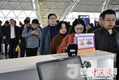 圖為旅客等待進(jìn)入客艙?！慰∶?攝