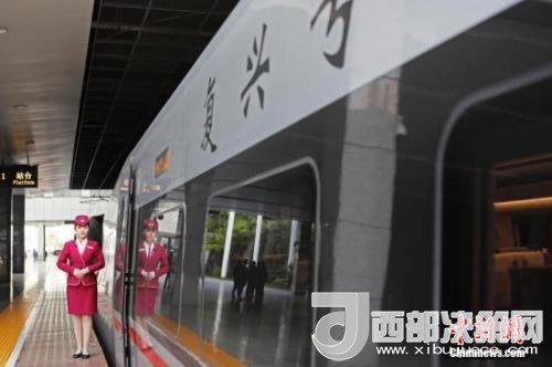 資料圖：4月10日，列車員在“復(fù)興號(hào)”列車旁迎接旅客的到來(lái)。 <a target='_blank'  data-cke-saved- >中新社</a>記者 殷立勤 攝