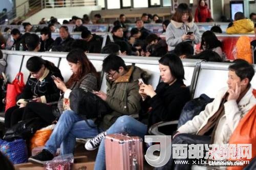 資料圖：移動互聯(lián)網(wǎng)時代，旅客都拿著手機打發(fā)時間。<a target='_blank' >中新社</a>記者 王中舉 攝