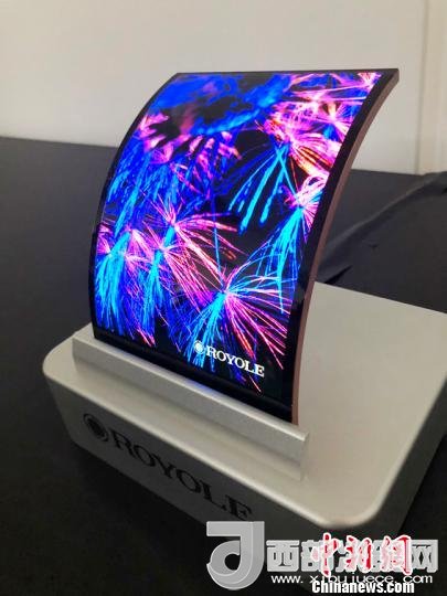 柔宇科技全柔性顯示屏在固定曲面上的應(yīng)用?！∪嵊羁萍脊﹫D 攝