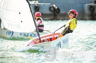 青島市北區(qū)立新小學(xué)學(xué)生參加2017年中國(guó)杯青少年帆船OP項(xiàng)目比賽。孫軍/攝