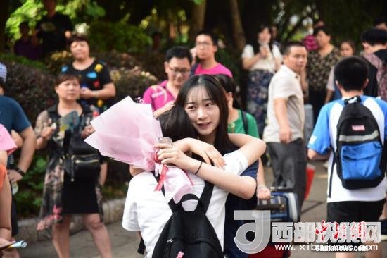 資料圖：一名家屬擁抱走出考場(chǎng)的考生。 王以照 攝