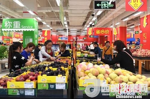 資料圖：民眾在超市選購水果。<a target='_blank'  data-cke-saved- >中新社</a>記者 俞靖 攝