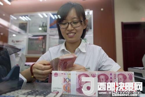 7月5日，山西太原一銀行工作人員正在清點(diǎn)貨幣。人民幣對美元匯率中間價(jià)在經(jīng)歷了過去11個(gè)交易中的10次下調(diào)后終于迎來大漲。5日，中國外匯交易中心公布人民幣對美元匯率中間價(jià)報(bào)6.6180，較前一交易日大幅上調(diào)415個(gè)基點(diǎn)，創(chuàng)下自2017年10月11日以來的最大升幅。<a target='_blank' >中新社</a>記者 張?jiān)?攝