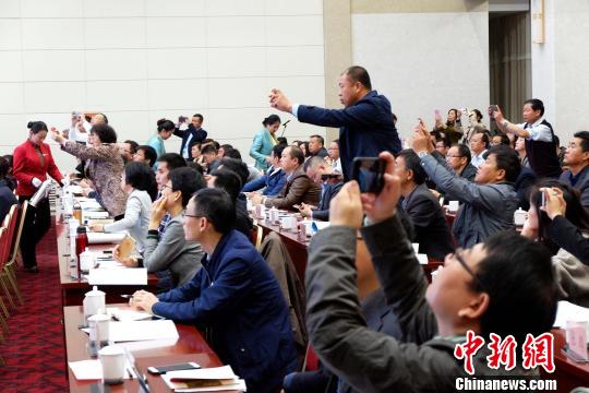 圖為與會嘉賓認真聽取專家演講。　李雋 攝