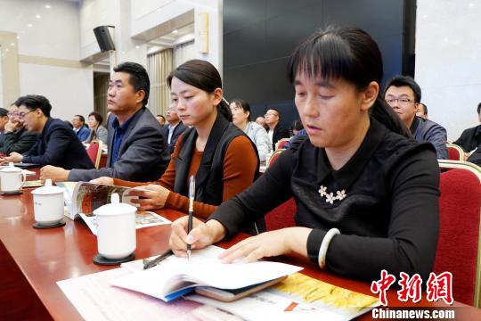 圖為與會嘉賓聆聽專家演講?！±铍h 攝