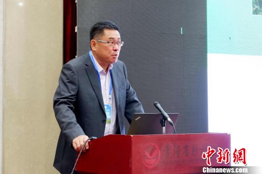 圖為青海省農(nóng)林科學(xué)院副院長、國家大麥青稞產(chǎn)業(yè)技術(shù)體系崗位科學(xué)家遲德釗正在發(fā)言?！±铍h 攝