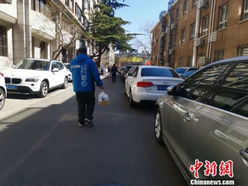 圖為餓了么配送員正在送餐。 謝藝觀 攝