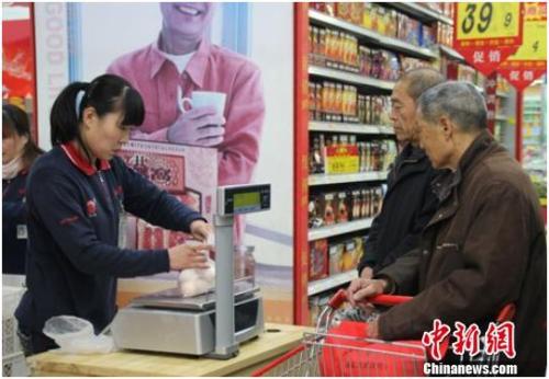 資料圖：在保定市北市區(qū)一家大型超市內(nèi)，促銷員正在為購(gòu)買雞蛋的市民稱量、打包。李芳華 攝