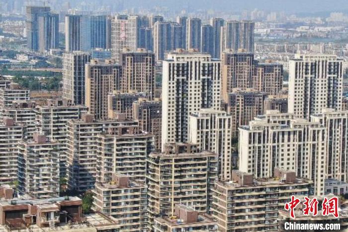 房地產(chǎn)行業(yè)作為特殊的商品銷售業(yè)，受疫情影響，一些企業(yè)資金回籠困難，亟待金融和稅務部門的政策支持?！°蟛?攝