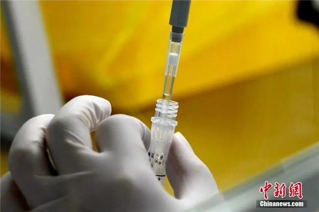 資料圖：工作人員正在準(zhǔn)備檢測(cè)試劑。<a target='_blank'  data-cke-saved- >中新社</a>記者 王東明 攝