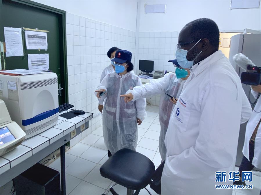 （新華全媒頭條·圖文互動(dòng)）（13）“始終把人民群眾生命安全和身體健康放在第一位”——中國(guó)抗疫彰顯“生命至上、人民至上”理念