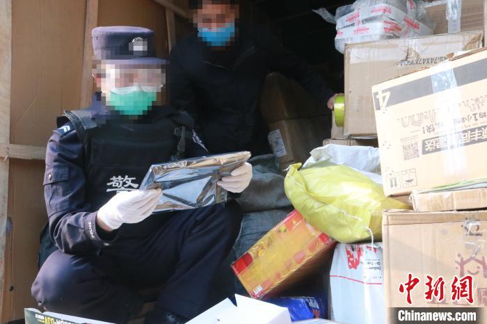 圖為勐康邊檢站民警在對快遞運輸車輛進行例行檢查?！钐?攝