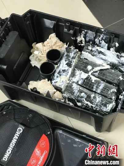 圖為臨滄邊境管理支隊從音響中查獲毒品?！⒂狼?攝