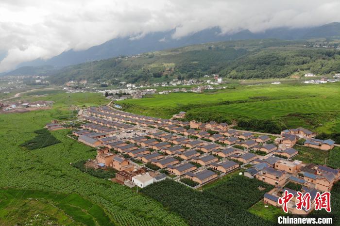 甲甲溝村新建農(nóng)房掩映在農(nóng)作之間?！埨?攝