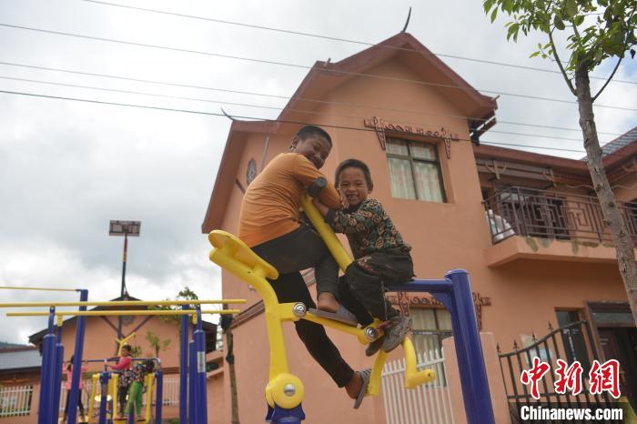 甲甲溝村里玩耍的孩子。　張浪 攝