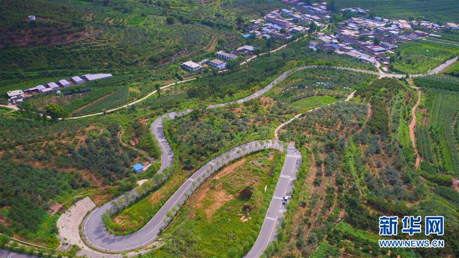 （新華全媒頭條·走向我們的小康生活·圖文互動(dòng)）（1）長(zhǎng)城腳下，小康村串成“珍珠鏈”