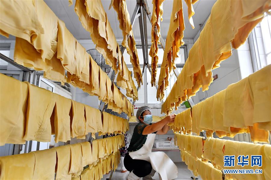 （新華全媒頭條·走向我們的小康生活·圖文互動(dòng)）（10）長(zhǎng)城腳下，小康村串成“珍珠鏈”