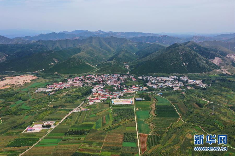 （新華全媒頭條·走向我們的小康生活·圖文互動(dòng)）（13）長(zhǎng)城腳下，小康村串成“珍珠鏈”