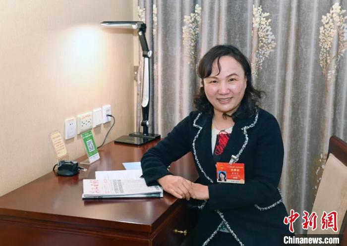 全國人大代表，浙江省臺州市椒江區(qū)大陳實驗學(xué)校校長、黨支部書記翁麗芬 蔡榮章 攝