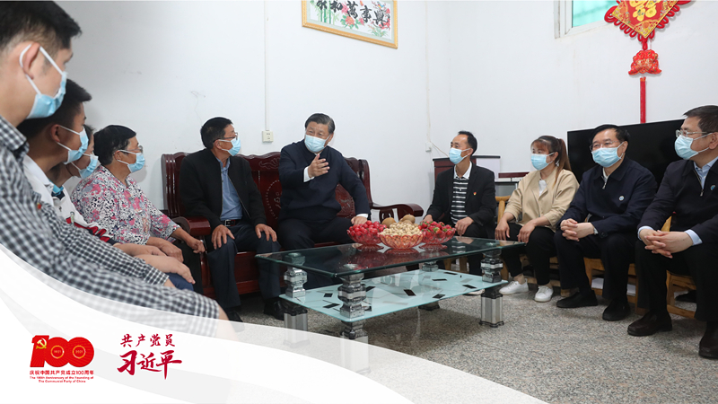 2021年5月13日下午，習近平總書記在河南省南陽市淅川縣九重鎮(zhèn)鄒莊村，同移民戶鄒新曾一家三代圍坐在一起聊家常。