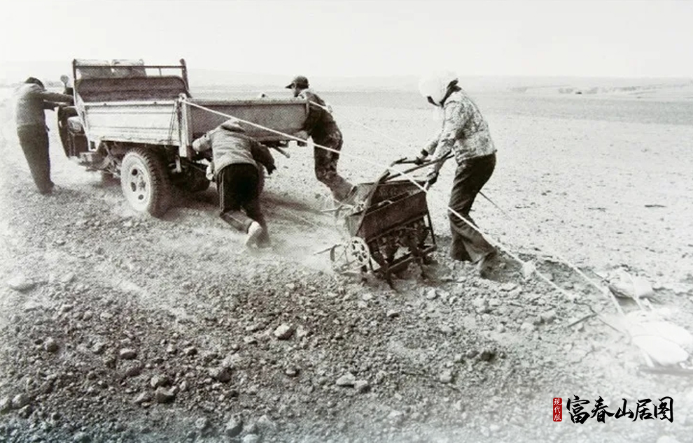 寧夏回族自治區(qū)銀川市永寧縣閩寧鎮(zhèn)建設(shè)初期，移民群眾在戈壁灘上開荒種田。