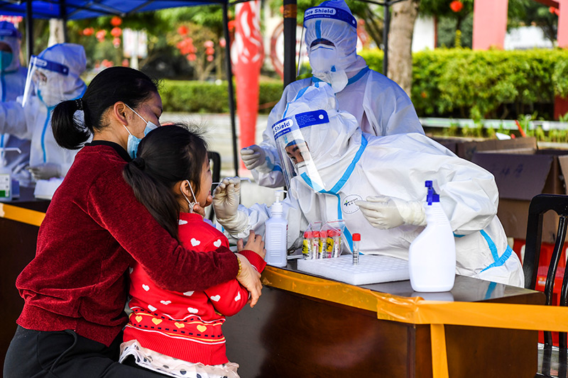 2022年2月16日，在廣西百色市德保縣，醫(yī)務人員在做核酸采樣。