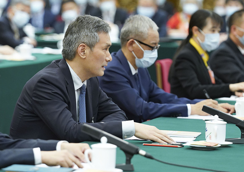 2020年5月24日，全國人大代表羅杰（左一）參加湖北代表團的審議并發(fā)言。