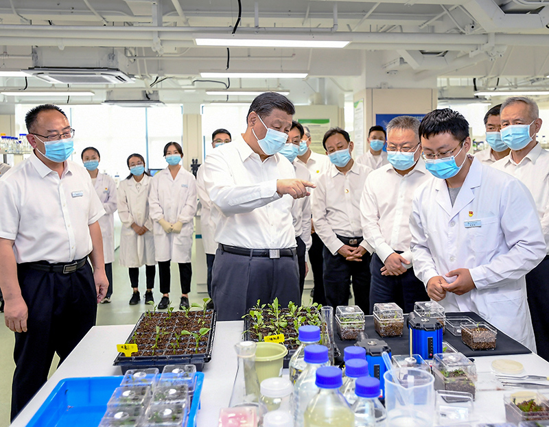 2022年4月10日至13日，中共中央總書記、國家主席、中央軍委主席習(xí)近平在海南考察。這是10日下午，習(xí)近平在位于三亞市崖州灣科技城的崖州灣種子實驗室考察。