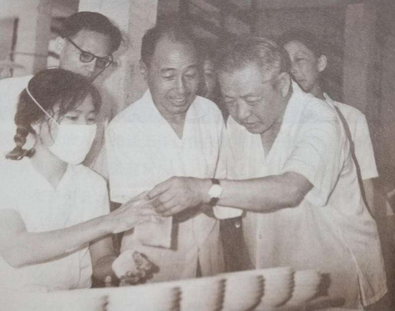 習(xí)仲勛在廣東積極探索國(guó)有企業(yè)改革的路子，支持并推廣“清遠(yuǎn)經(jīng)驗(yàn)”，擴(kuò)大企業(yè)自主權(quán)，提高企業(yè)生產(chǎn)效率。圖為習(xí)仲勛考察企業(yè)，了解企業(yè)生產(chǎn)和改革情況。