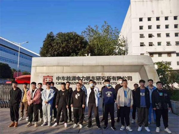 追夢——優(yōu)秀畢業(yè)生風采