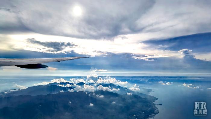 △空中俯瞰巴厘島。(總臺(tái)央視記者馬亞陽(yáng)拍攝)