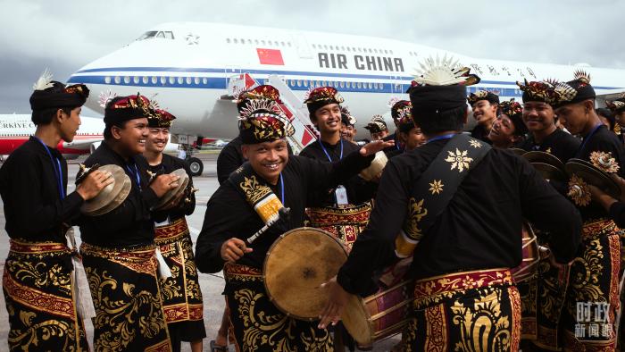 △印尼當(dāng)?shù)厝罕娸d歌載舞歡迎習(xí)主席抵達(dá)巴厘島。(總臺(tái)央視記者王哈男拍攝)