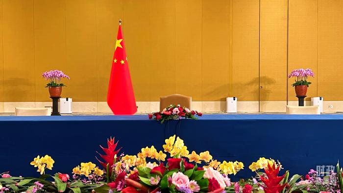 △中美元首會(huì)晤現(xiàn)場(chǎng)的中方座席。(總臺(tái)央視記者程鋮拍攝)