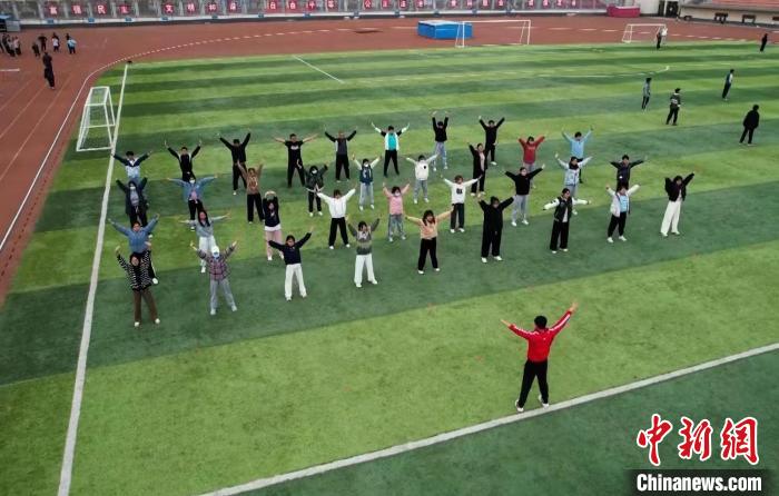 寧夏大學(xué)校園內(nèi)，學(xué)生跟隨老師練習(xí)八段錦。 謝宇 攝