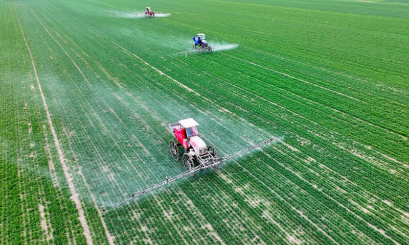 2024年2月18日，安徽省亳州市，利辛縣紀王場鄉(xiāng)孫老家村麥田，農(nóng)民駕駛自走式高桿噴霧機對小麥進行噴藥作業(yè)。