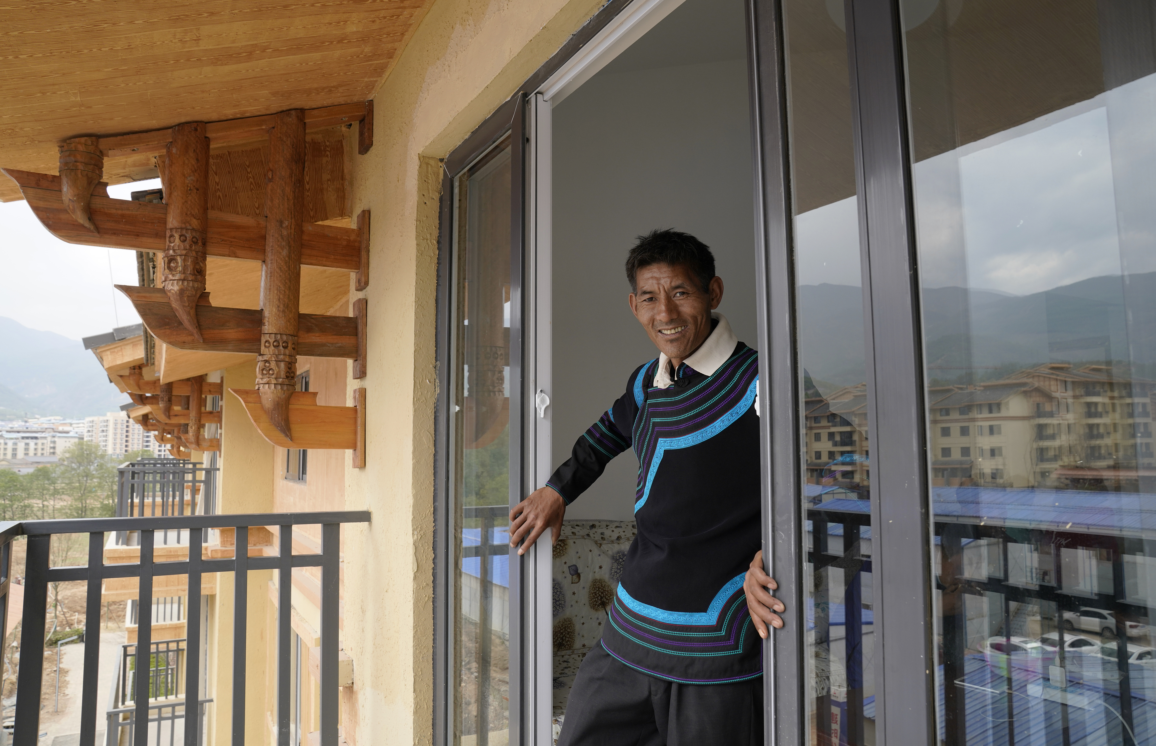 2020年5月14日，四川涼山彝族自治州昭覺(jué)縣，“懸崖村”村村民某色伍哈入住新房。